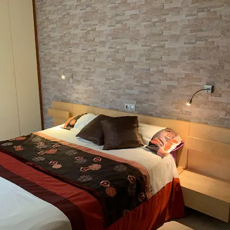 Apartamento En Casa Amplia Con Jardin En *